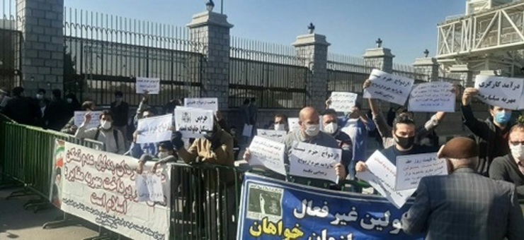 تصاویر| جزئیات تجمع اعتراضی محکومان مهریه مقابل مجلس