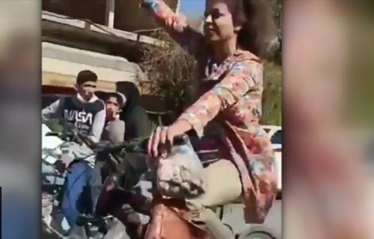عکس| جنجال دوچرخه‌سواری دختر بدون حجاب در نجف‌آباد/ اعتراض امام جمعه و تظاهرات مخالفان