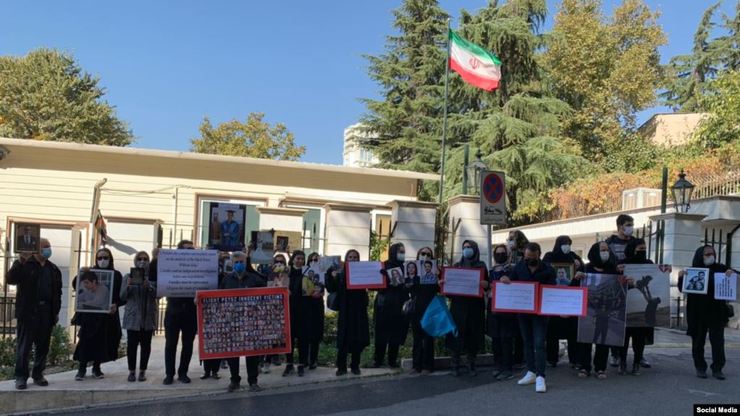 عکس| تجمع اعتراضی خانواده‌های قربانیان هواپیمای اوکراینی در تهران