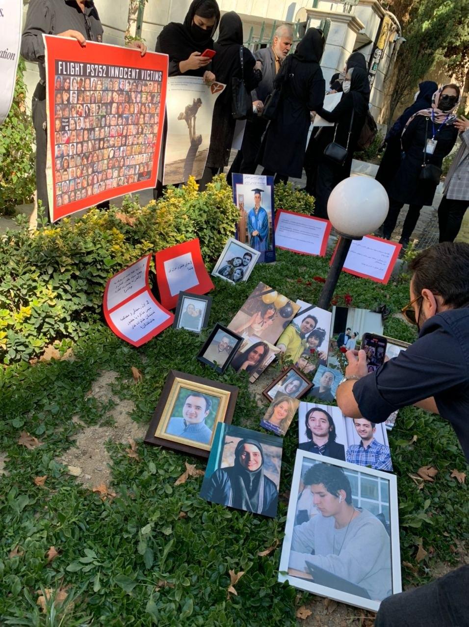 تجمع اعتراضی خانوادههای قربانیان هواپیمای اوکراینی در تهران تجمع اعتراضی خانوادههای قربانیان هواپیمای اوکراینی در تهران