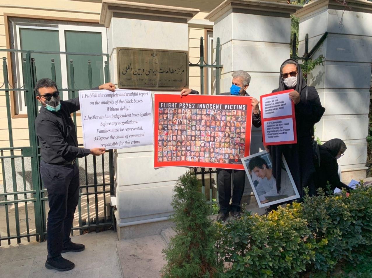 تجمع اعتراضی خانوادههای قربانیان هواپیمای اوکراینی در تهران تجمع اعتراضی خانوادههای قربانیان هواپیمای اوکراینی در تهران