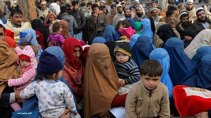 ازدحام جمعیت برای دریافت ویزای پاکستان در جلال آباد/۱۱ زن کشته شدند