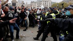 درگیری میان پلیس انگلیس و معترضان به وضع محدودیت‌های اجتماعی در لندن