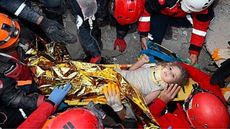 فیلم| نجات معجزه‌وار دختربچه‌ای از زیر آوار، چهار روز پس از زلزله ترکیه