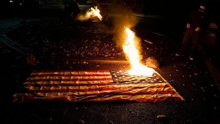 معترضان در پورتلند پرچم آمریکا را آتش زدند