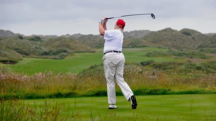 فیلم| ترامپ مشغول بازی گلف است