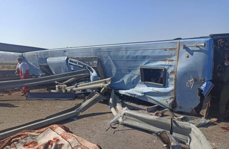 واژگونی اتوبوس در آزادراه کرج - قزوین با ۱۴ مصدوم و یک کشته