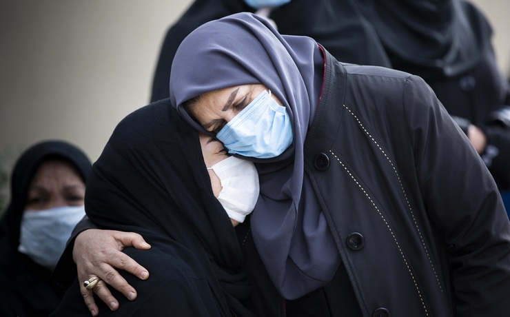 تصاویر| صحنه‌های دردناک از مراسم وداع با شهید مدافع سلامت