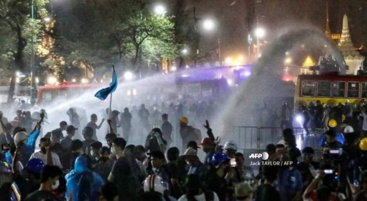 استفاده پلیس تایلند از گاز اشک آور و آب پرفشار علیه تظاهرکنندگان