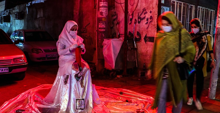 تصاویر| نمایش خیابانی فصلی برای کرونا در آبادان