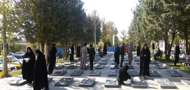 عکس| جنجال حذف تصویر زنان از سنگ قبر در مازندران