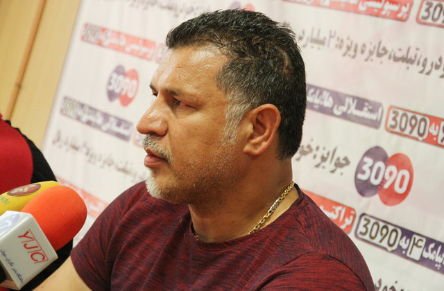 فیلم| تلاش علی دایی برای گیر انداختن سارق زنجیر 80 میلیونیاش