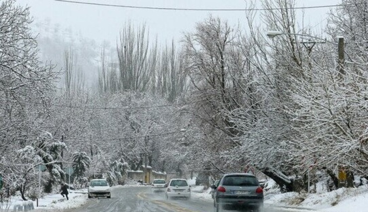 بارش برف در محور کرج- چالوس/ جاده لغزنده است
