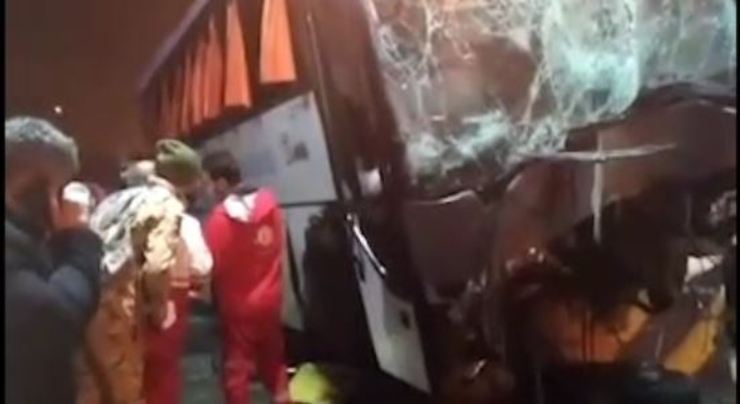 تصادف اتوبوس با تریلی در عوارضی قزوین - کرج/ ۱۴ نفر مصدوم شدند