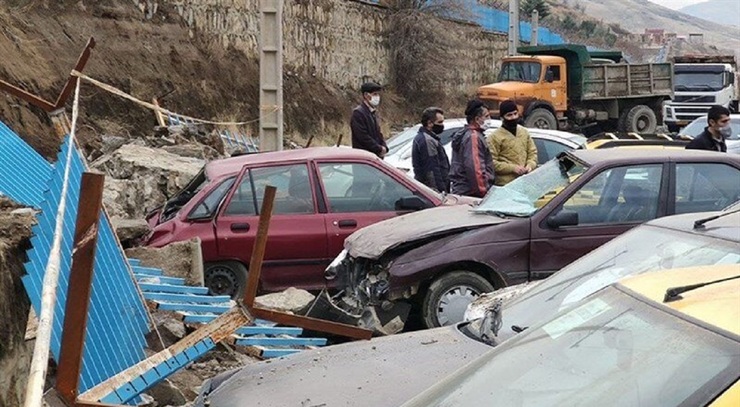 تصاویر | مدفون شدن خودروها بر اثر ریزش دیوار سنندج