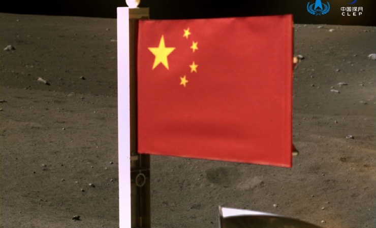 عکس| پرچم چین در کره ماه به زمین زده شد