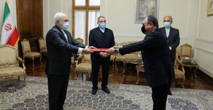 عکس| سفرای چهار کشور رونوشت استوارنامه خود را تقدیم ظریف کردند