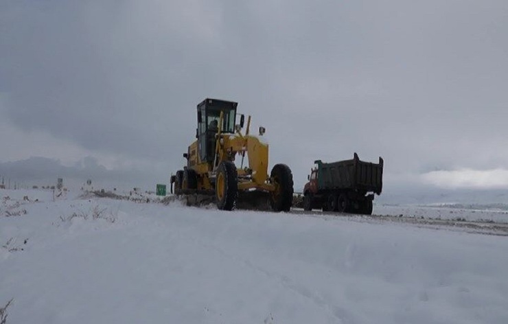 برف جاده ارتباطی بیش از ۳۰ روستای مشگین‌شهر را بست
