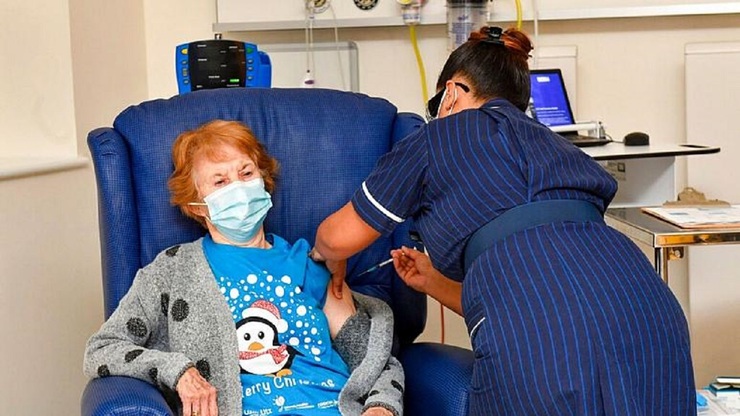 فیلم| اولین تزریق واکسن کرونا در بریتانیا به یک زن ۹۰ ساله
