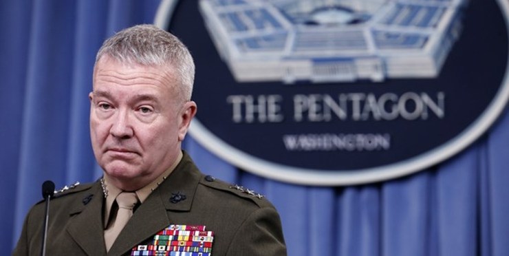 توضیح فرمانده سنتکام درباره ارسال بمب‌افکن‌های آمریکایی به خاورمیانه: دنبال درگیری نیستیم ولی باید آماده باشیم