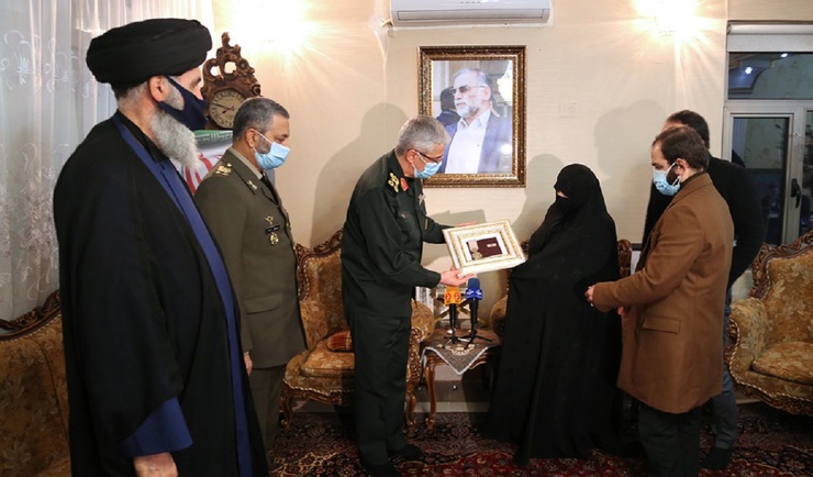 موافقت رهبر انقلاب با اعطای نشان ویژه به خانواده دانشمند ایرانی ترور شده