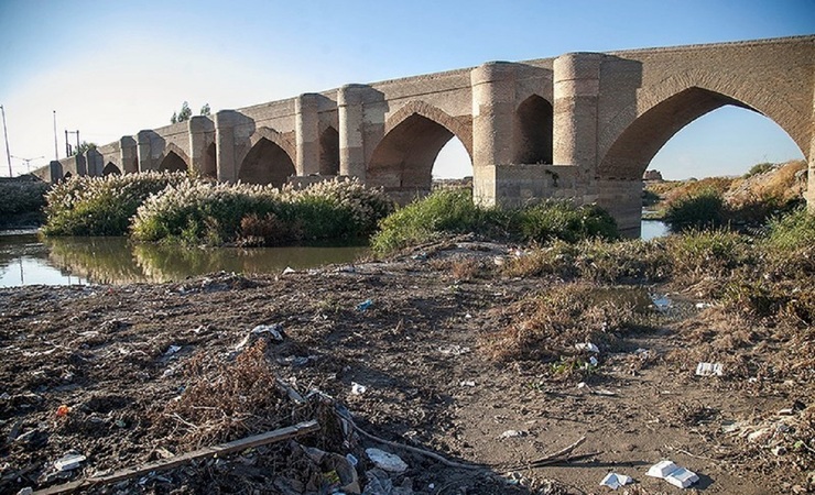 تصاویر| پل تاریخی نادرآباد در باتلاق زباله‌ها