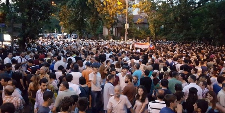 تداوم تظاهرات علیه پاشینیان؛ مسدود شدن مسیرهای منتهی به فرودگاه پایتخت تداوم تظاهرات علیه پاشینیان؛ مسدود شدن مسیرهای منتهی به فرودگاه پایتخت