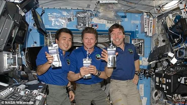 تصاویر| قاچاق مشروبات الکلی به فضا توسط فضانوردان روس