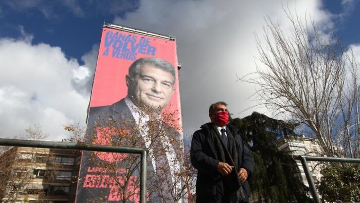 نامزد ریاست بارسا پوستر غول‌پیکر خود را روبروی برنابئو به دیوار آویخت