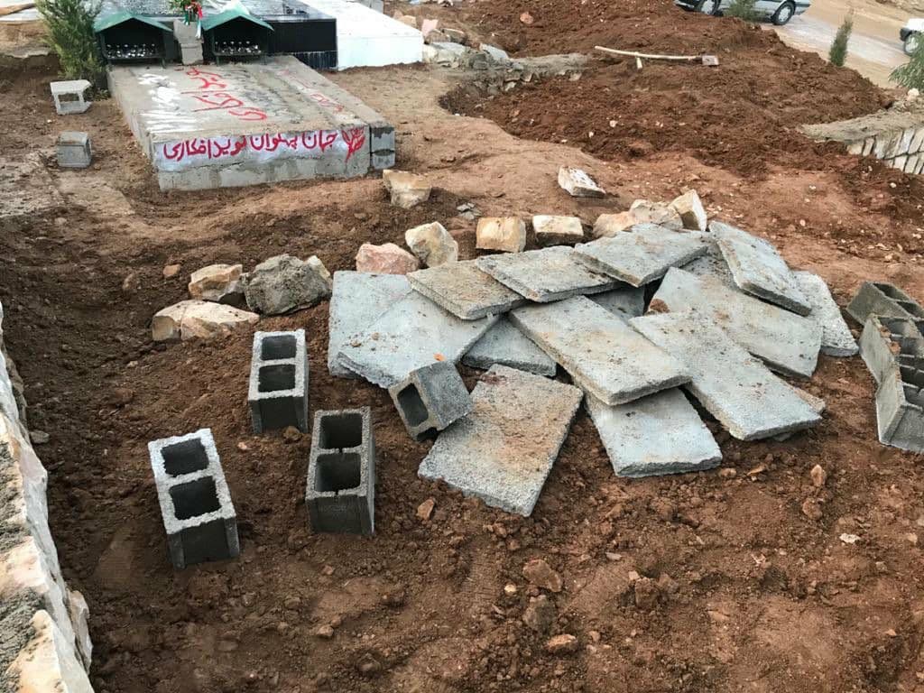 عکس| ادعای تخریب سنگ قبر نوید افکاری عکس| ادعای تخریب سنگ قبر نوید افکاری