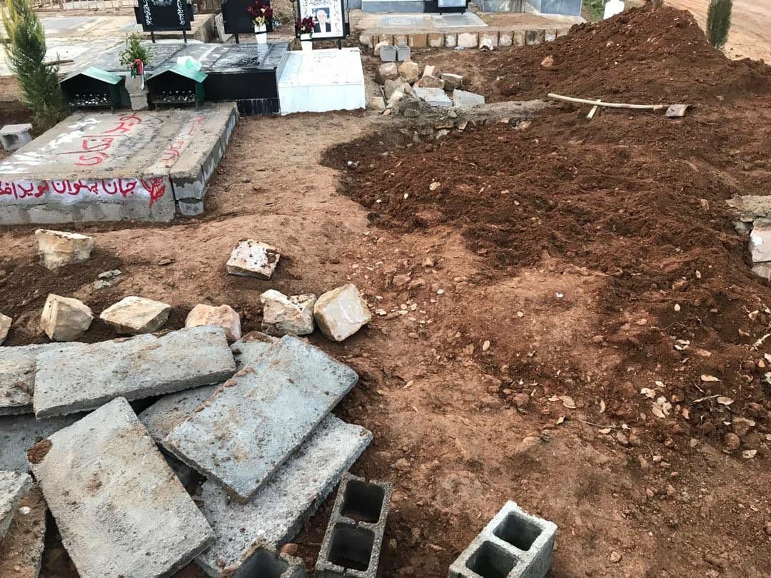 عکس| ادعای تخریب سنگ قبر نوید افکاری عکس| ادعای تخریب سنگ قبر نوید افکاری