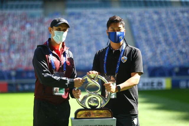 تصاویر| عکس یادگاری گلمحمدی و سرمربی اولسان با جام تصاویر| عکس یادگاری گلمحمدی و سرمربی اولسان با جام