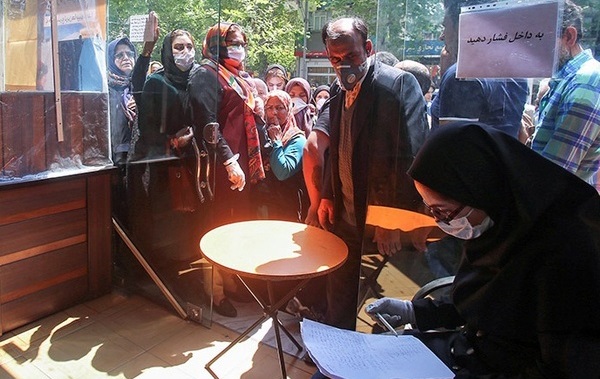 صف‌‌ شهروندان شیرازی برای خرید روغن تا دریافت کد بورسی