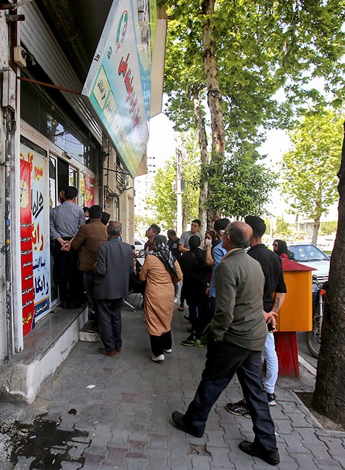 صف‌‌ شهروندان شیرازی برای خرید روغن تا دریافت کد بورسی