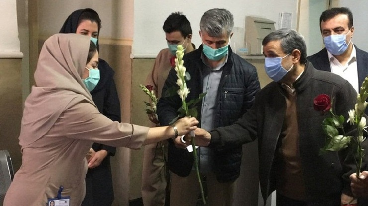 تصاویر| حضور احمدی‌نژاد در یک بیماستان و اهداء شاخه‌ گل به پرستاران