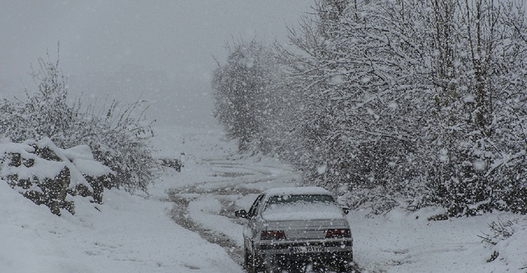 راه ارتباطی ۱۲۰ روستای ‌هشترود بسته شد/ارتفاع برف به ۴۰ سانتی‌متر رسید