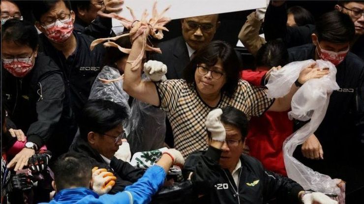 عکس| پرت کردن دل و روده خوک در مجلس تایوان