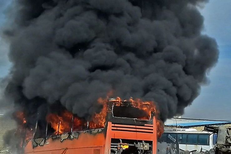 اتوبوسی در مشهد به طور کامل در آتش سوخت