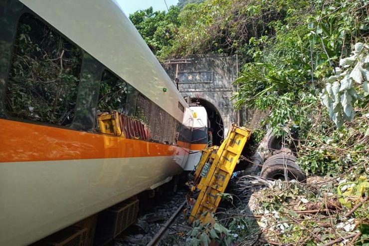 قطار تایوانی با ۴۹۰ مسافر از خط خارج شد/ ۴۸ کشته