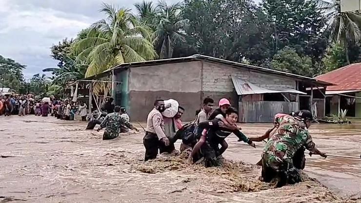 سیل در اندونزی و تیمور شرقی/ بیش از ۷۰ نفر کشته شدند