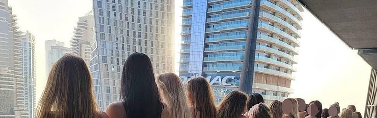 عکس| جنجال تبلیغات زنان برهنه اسرائیلی در یک آسمان‌خراش دبی