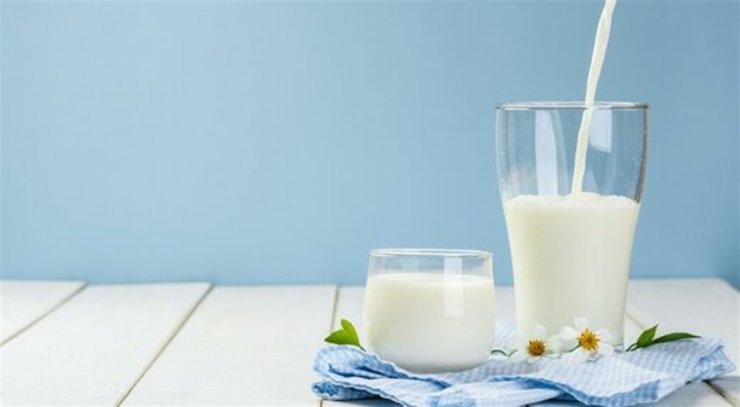 فیلم| ویدیوی باورنکردنی از پر کردن بطری‌های شیر با آب در روز روشن!