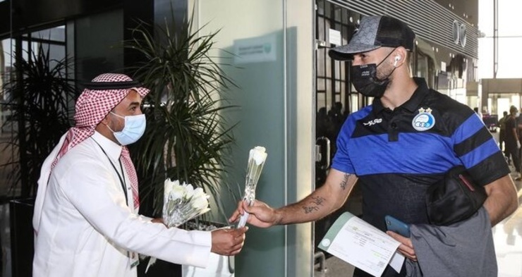 عکس| اهدای شاخه گل به استقلالی‌ها در عربستان
