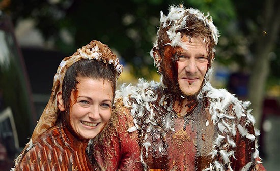 عجیب‌ترین آداب و رسوم ازدواج در جهان/ داماد در شب عروسی فلک می‌شود!