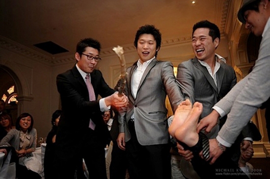 عجیب‌ترین آداب و رسوم ازدواج در جهان/ داماد در شب عروسی فلک می‌شود!