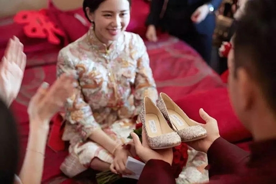 عجیب‌ترین آداب و رسوم ازدواج در جهان/ داماد در شب عروسی فلک می‌شود!