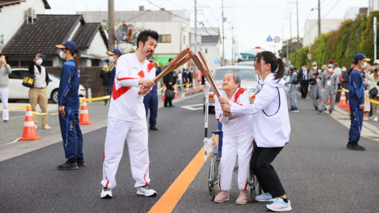 مسن‌ترین حمل‌کننده مشعل المپیک با ویلچر به آرزوی خود رسید