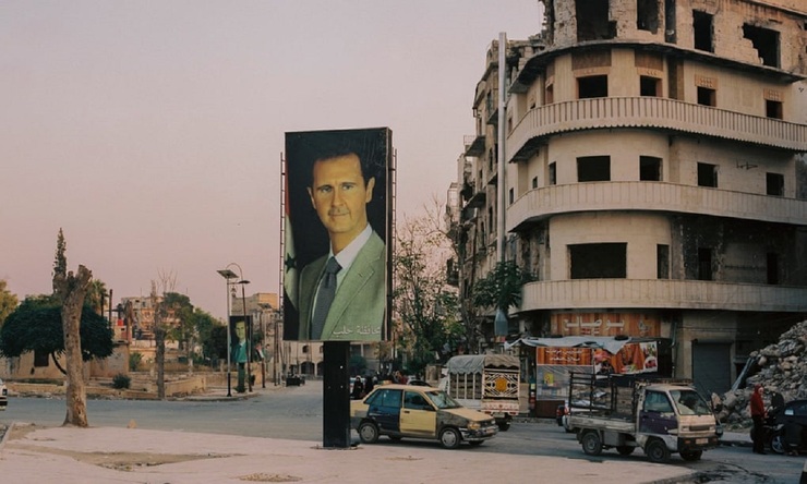 تصاویر| سوریه از هم پاشیده و بنرهای دکتر اسد در میان ویرانی‌ها!
