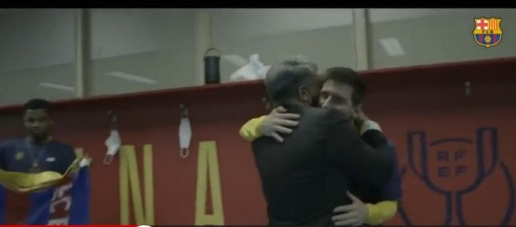 مسی در آغوش رئیس؛ شادی دیوانه وار لاپورتا+عکس