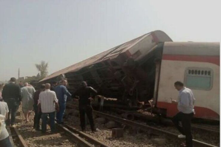 خروج قطار از ریل در مصر / بیش از ۱۰۰ نفر کشته و زخمی شدند